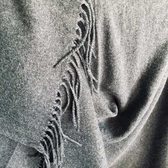 ADRIENNE VITTADINI Gray OSFM Wrap/Shawl with Fringe - Picture 4 of 6